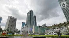 Petugas PMI DKI Jakarta melakukan penyemprotan cairan disinfektan di kawasan Bundaran HI, Senin (7/2/2022). Penyemprotan disinfektan tersebut untuk sterilisasi di beberapa titik guna mencegah penyebaran COVID-19 varian omicron yang saat ini sedang mengalami peningkatan (Liputan6.com/Herman Zakharia)