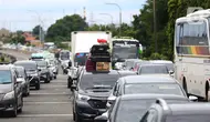 Ekor kemacetan sampai di KM 90 sementara pintu keluar Tol Merak sendiri terletak di KM 98. (Liputan6.com/Angga Yuniar)