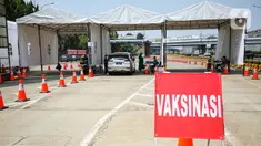 Suasana vaksinasi COVID-19 di Gerbang Tol Cibubur Utama, Jakarta, Rabu (1/9/2021). Serbuan vaksinasi yang diadakan TNI bekerjasama dengan PT Jasa Marga menggelar vaksinasi secara drive thru di ruas Tol Jagorawi. (Liputan6.com/Angga Yuniar)