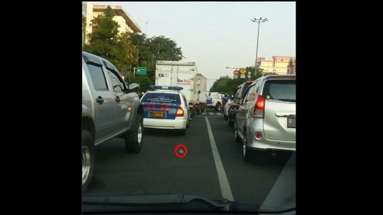 Polisi Buang Sampah di Jalanan.