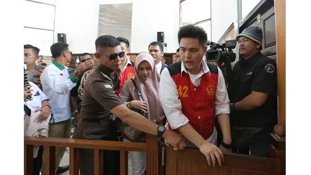 Tak Ditemani Barbie Kumalasari, Ini 5 Potret Terbaru Galih Ginanjar saat Hadiri Sidang