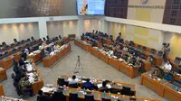 Komisi VIII Dewan Perwakilan Rakyat (DPR) menggelar rapat dengar pendapat dengan Dirjen Penyelengaraan Haji dan Umroh Kementerian Agama, Kamis (2/1/2025). Rapat dengar pendapat digelar untuk membahas penyelengaraan haji tahun 2025. (Merdeka.com/Muhammad Genantan Saputra)