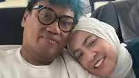 Uya Kuya dan istrinya, Astrid saat hendak pulang ke Indonesia dari Amerika Serikat pada akhir November 2023. (Instagram @king_uyakuya)