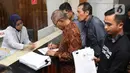 Tiga pimpinan KPK periode 2015–2019, Agus Rahardjo, Laode M Syarif dan Saut Situmorang bersama Koalisi Masyarakat Sipil Antikorupsi mendaftarkan pengajuan judicial review UU Nomor 19 Tahun 2019 tentang KPK di Gedung Mahkamah Konstitusi, Jakarta, Rabu (20/11/2019). (Liputan6.com/Helmi Fithriansyah)