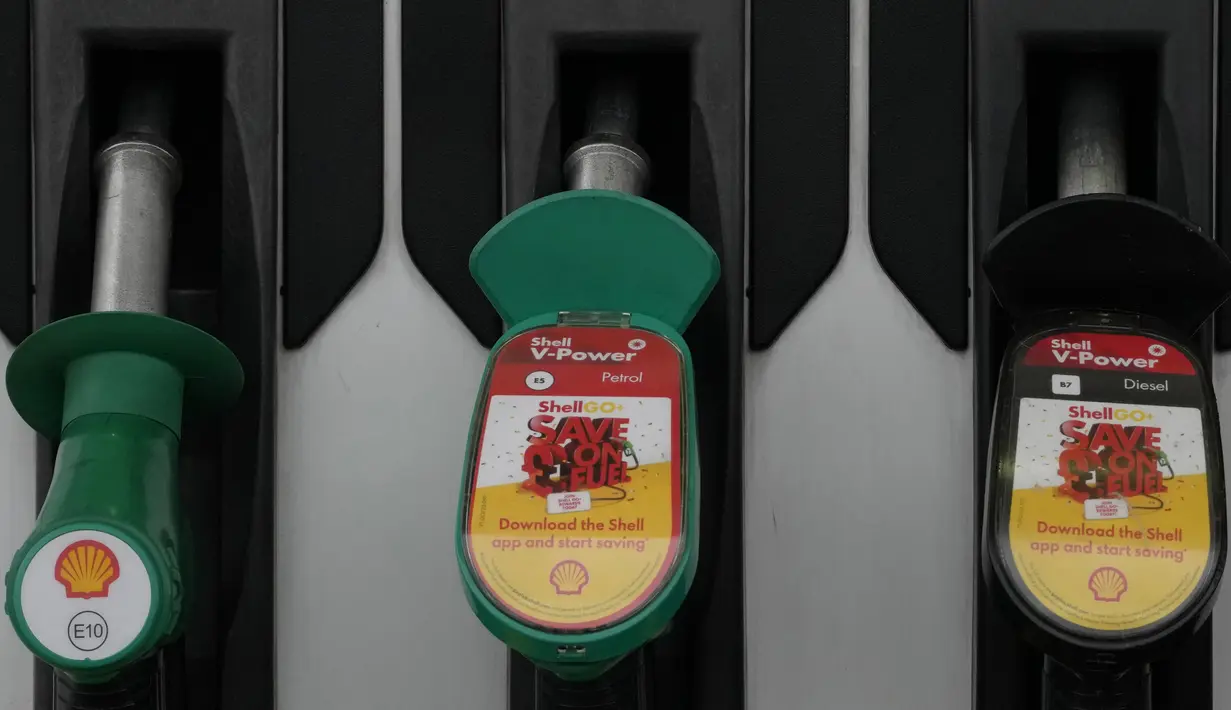 Pompa bensin di pom bensin Shell di London, Kamis (2/2/2023). Shell Plc yang berbasis di London pada hari Kamis melaporkan perolehan laba tahunan Shell mencapai US$39,9 miliar, atau sekitar Rp594,6 triliun, pada 2022. (AP Photo/Kirsty Wigglesworth)