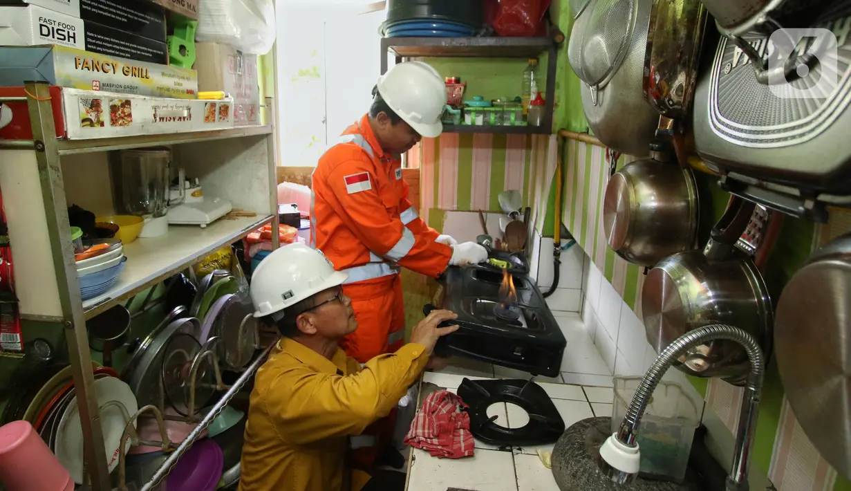Petugas melakukan pengecekan instalasi penyaluran gas untuk perumahan di Rusun  Buddha Tzu Chi, Cengkareng, Jakarta Barat, Selasa (11/2/2020). Total volume gas bumi untuk program jaringan gas bumi untuk rumah tangga tersebut sebesar 15 BBTUD. (Liputan6.com/Angga Yuniar)