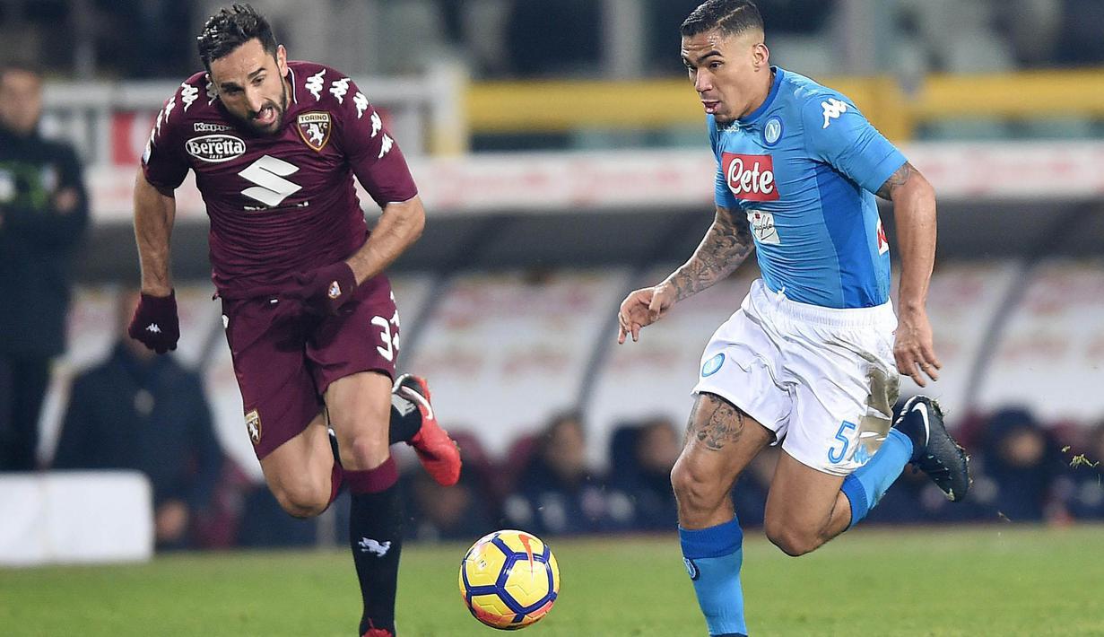 Gelandang Napoli, Allan, berebut bola dengan bek Torino, Cristian Molinaro, pada laga Serie A di Stadion Olimpico Grande Torino, Sabtu (16/12/2017). Napoli menang 3-1 atas Torino. (AP/Alessandro Di Marco)