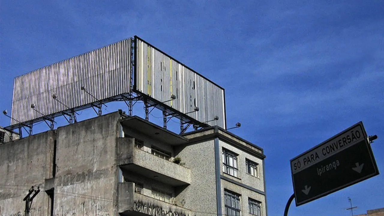 Pesona Arsitektur Kota Tanpa Iklan Komersial di Luar Ruang Publik