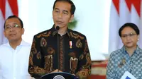 Presiden Joko Widodo memberi keterangan di Istana Kepresidenan Bogor, Jawa Barat, (12/6). Jokowi menghormati keinginan Amien Rais, yang menyatakan diri untuk maju dalam pemilihan presiden mendatang. (Liputan6.com/Pool/Biro Setpres)