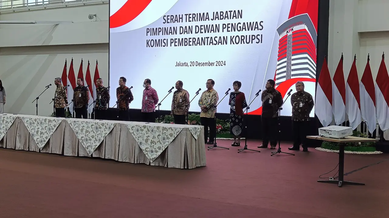 Ketua KPK dan Dewan Pengawas KPK periode 2024-2029 membaca pakta integritas di Gedung Juang KPK, Jumat (20/12/2024).