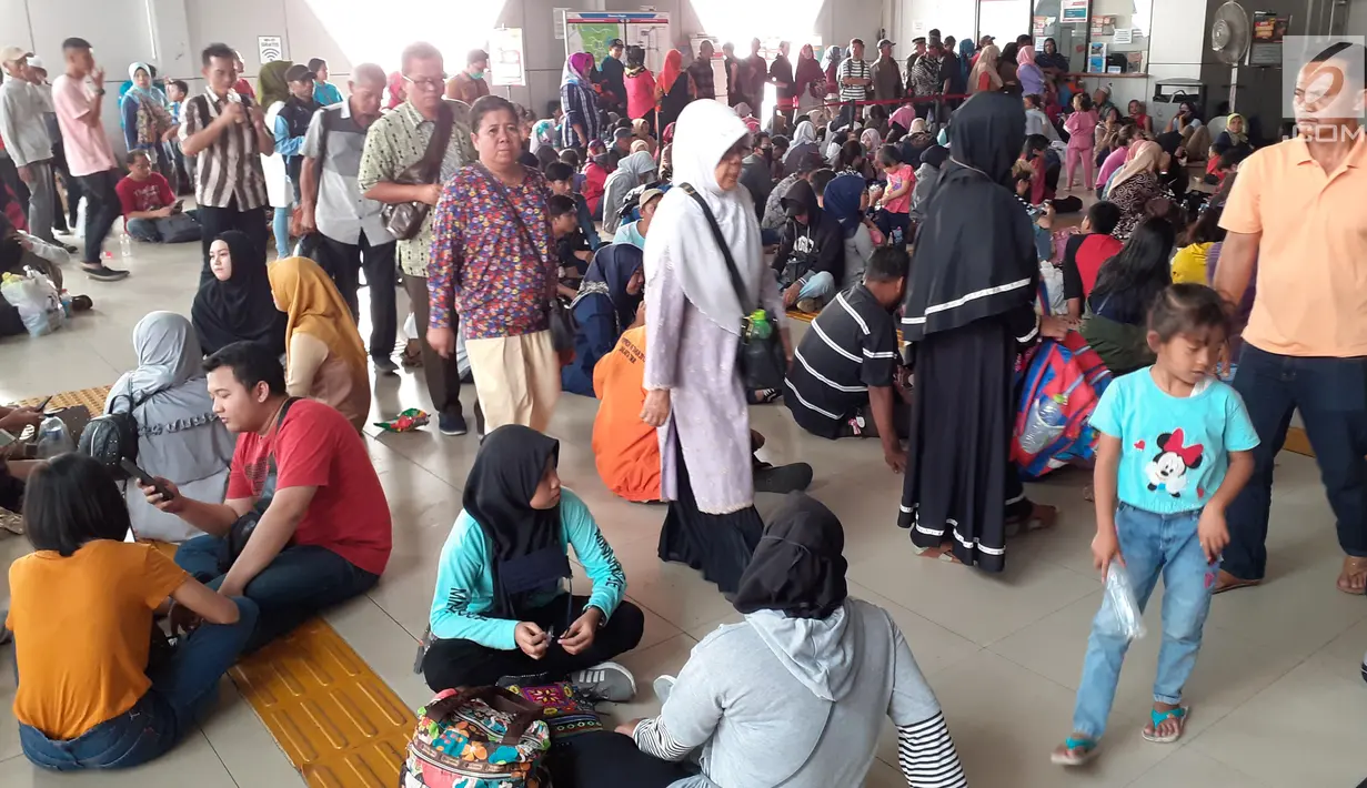 Calon penumpang KRL Commuter Line menanti waktu pemberangkatan di Stasiun Bogor, Jawa Barat, Minggu (4/8/2019). Ratusan calon penumpang KRL Commuter Line tertumpuk di Stasiun Bogor akibat terjadi pemadaman listrik di Jakarta dan sebagian Jawa Barat. (Liputan6.com/Helmi Fithriansyah)