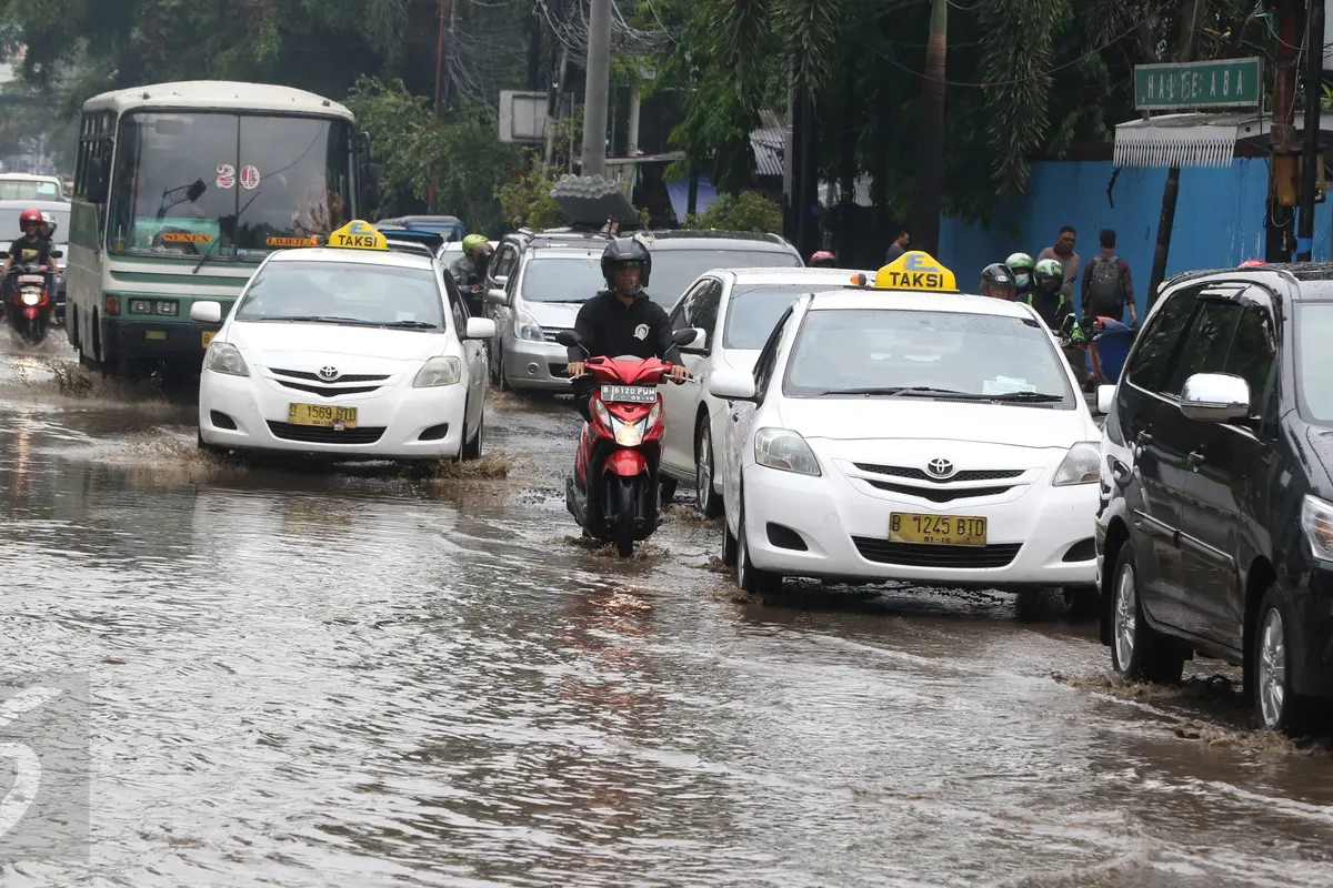 20151107-Diguyur Hujan, Jalan Cikini Raya Tergenang Air -Jakarta