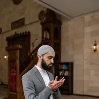 Ilustrasi muslim, berdoa. (Foto oleh Alena Darmel: https://www.pexels.com/id-id/foto/pria-abu-abu-budaya-berdoa-8164575/)