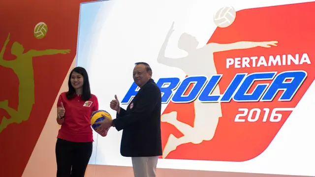 Vice President Corporate Communication Pertamina, Wianda Pusponegoro (kiri), dan Wakil Ketua Umum PP PBVSI, Djoko Sardono
