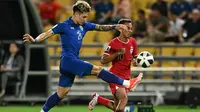 Pemain Timnas Singapura Faris Ramli (jersey merah). (MANAN VATSYAYANA / AFP)