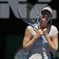 Petenis Rusia, Maria Sharapova, tersenyum setelah mengalahkan unggulan ke-14, Anastasija Sevastova, pada babak kedua Australia Terbuka 2018, Kamis (18/1/2018). (AP Photo/Vincent Thian)