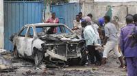 Puing-puing setelah serangan bom mobil di pos pemeriksaan Istana Kepresidenan di Mogadishu, Somalia, Sabtu 25 September 2021 (AP Photo)