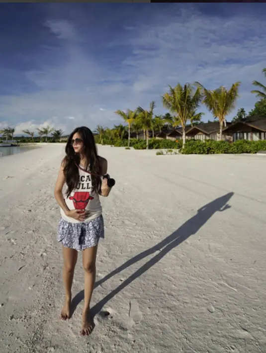 Sabai Morscheck yang sedang hamil menikmati suasana pantai di Maldives dimana ia melakukan liburan berdua dengan sang suami, Ringgo Agus Rahman. Dengan busana santai ia pun menyusuri pantai. (via instagram/@ringgoagus)