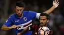 Duel antara pemain AC Milan dan Sampdoria pada lanjutan Serie A di Stadion Luigi Ferraris, Genoa, Sabtu (17/9/2016) dini hari WIB. (AFP/Marco Bertorello)