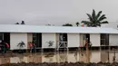 Hunian sementara tersebut dirancang sebagai solusi tempat tinggal selama masa transisi pemulihan. Tampak dalam foto, unit-unit perumahan sementara yang dibangun oleh Danantara, Badan Pengelola Investasi (BPI) strategis Indonesia, sedang dibangun untuk warga yang dievakuasi akibat banjir bandang, seiring dengan berlanjutnya pembangunan di 14 lokasi di Aceh Tamiang, provinsi Aceh, pada Kamis 8 Januari 2026. (ADITYA AJI/AFP)