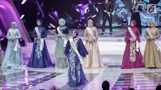 Top 10 finalis yang lolos dalam malam puncak Puteri Muslimah Asia 2018 di Jakarta, Senin (7/5). Peserta yang lolos berasal dari Indonesia, Malaysia, Brunei Darussalam, Turki, Timor Leste, dan Singapura. (Liputan6.com/Faizal Fanani)