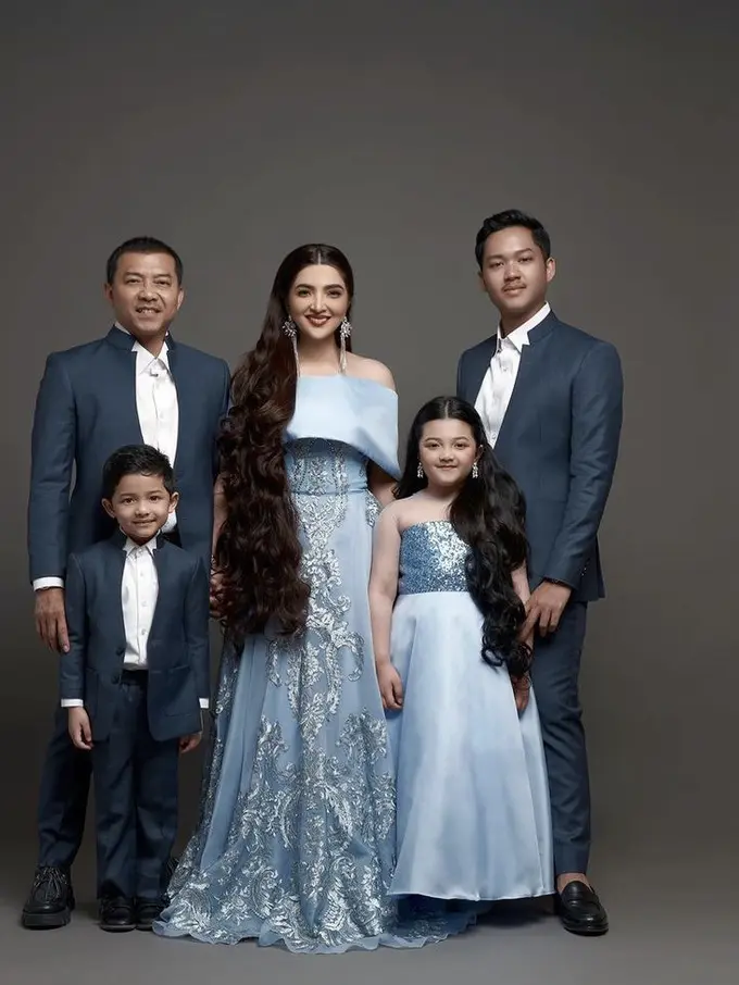 Ashanty dan Arsy Lakukan Pemotretan Layaknya Royal Family, rambut panjangnya jadi sorotan