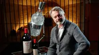 Aktor Sam Neill berfoto bersama salah satu botol wine Imperial 2012 langka. (Sumber Matt Turner/Adelaide Now)