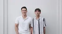 Andrew White dan Jason, kerap mengabadikan momen bersama dalam media sosial Instagram. Ayah dan anak ini terlihat selalu kompak dan bahkan disebut bak kakak beradik oleh para netizen di media sosial Instagram. Keduanya pun kerap tampil stylish dengan gaya kekinian. (Liputan6.com/IG/@andrew.white._)