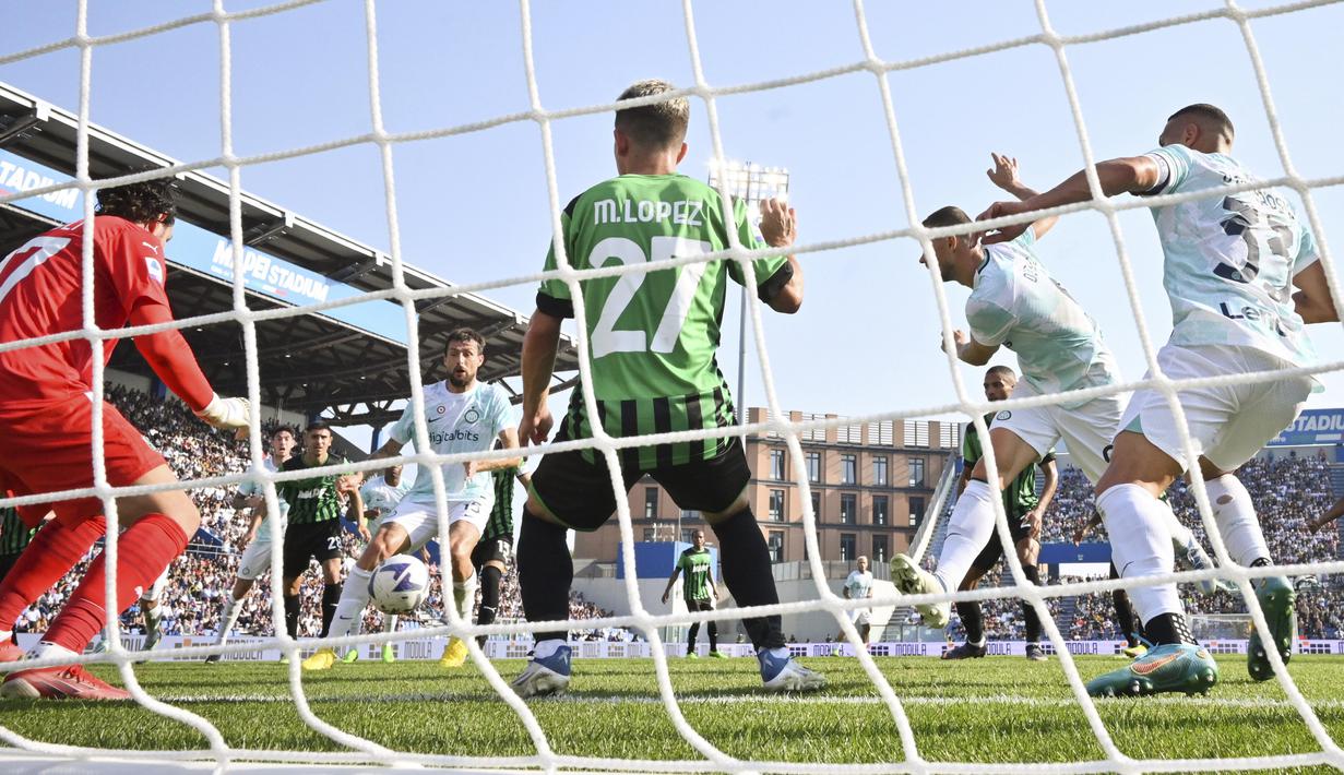 Pada menit ke-44, Inter memecah kebuntuan. Bermula dari sepak sudut Calhanoglu, bola disundul Dumfries. Bola lantas mengarah ke Dzeko dan diselesaikan dengan baik untuk menjadi gol. (AP/LaPresse/Massimo Paolone)