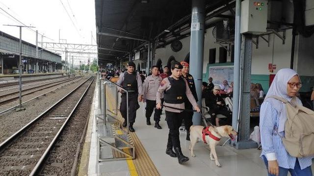 Menjelang libur Natal 2024 dan Tahun Baru 2025, PT KAI Daop 1 memperketat pengamanan di Stasiun Pasar Senen, Jakarta Pusat.