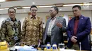 Mendagri Tjahjo Kumolo (kedua kiri) bersama Ketua Pansus RUU Pemilu Lukman Edy (kedua kanan), Wakil Ketua Ahmad Riza Patria (kanan) dan Yandri Susanto sebelum melakukan Rapat Kerja pembahasan RUU Pemilu, Jakarta, Kamis (13/7). (Liputan6.com/Johan Tallo)
