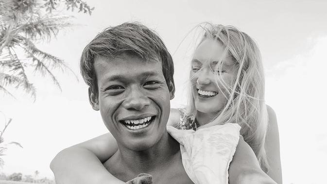 Bule asal Inggris, Polly Alexandria Robinson, menikah dengan lelaki Muntilan, Jawa Tengah, Karna Radheya. (dok. Instagram @pollyoddsocks/https://www.instagram.com/p/BmxTYy0DQAj/Asnida Riani)