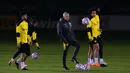 Pelatih Borussia Dortmund, Lucien Favre, mengawasi sesi latihan menjelang pertandingan grup F Liga Champions UEFA kontra Lazio di Dortmund, Jerman barat, Selasa (1/12/2020). Lazio dan Dortmund akan berebut titel juara grup pada matchday kelima Liga Champions. (UWE KRAFT/AFP)