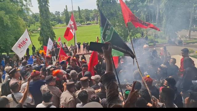 Situasi aksi mahasiswa di depan gedung DPRD NTT (Liputan6.com/Ola Keda)