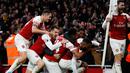 Selebrasi pemain Arsenal usai Lacazette mencetak gol ke gawang Tottenham Hotspur dalam laga lanjutan Liga Inggris pekan ke-14 yang berlangsung di stadion Emirates, London, Minggu (2/12). Arsenal menang atas Tottenham Hotspur 2–1. (AFP/Ian Kington)