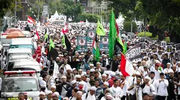 Massa demo 2 Desember mulai berjalan kaki menuju Monumen Nasional (Monas), Jakarta Pusat, Jumat (2/12). Para pendemo berjalan kaki sambil meneriakkan yel-yel serta membawa banyak spanduk dan poster. (Liputan6.com/Faizal Fanani)