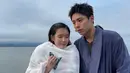 Berbagai adegan ikonik pun terungkap di balik layar, salah satunya adegan berenang yang penuh tantangan. Adegan pelukan dan tangisan intens setelah Park Bo Gum keluar dari air, bahkan merupakan improvisasi spontan dari keduanya yang menambah keaslian emosi dalam drama ini. (Liputan6.com/IG/@dlwlrma)