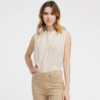 Simak pilihan blouse yang menunjang aktivitas perempuan aktif dari UNIQLO (Foto: Uniqlo)
