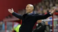 Ekspresi pelatih Real Madrid, Zinedine Zidane saat melihat timnya melawan CD Numancia pada laga Copa Del Rey di Nuevo Estadio Los Pajaritos stadium, Soria, (4/1/2018). Madrid menang 3-0. (AFP/Cesar Manso)