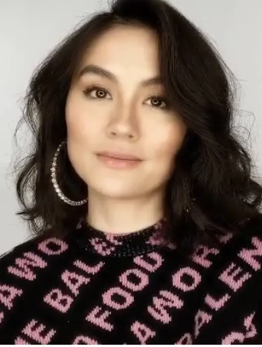 Dengan gaya rambut pendek wave dan riasan minimalis, Agnez Mo mengenakan crewneck woal warna hitam dan pink bertuliskan Balenciaga seharga Rp14 jutaan. @agnezmo.