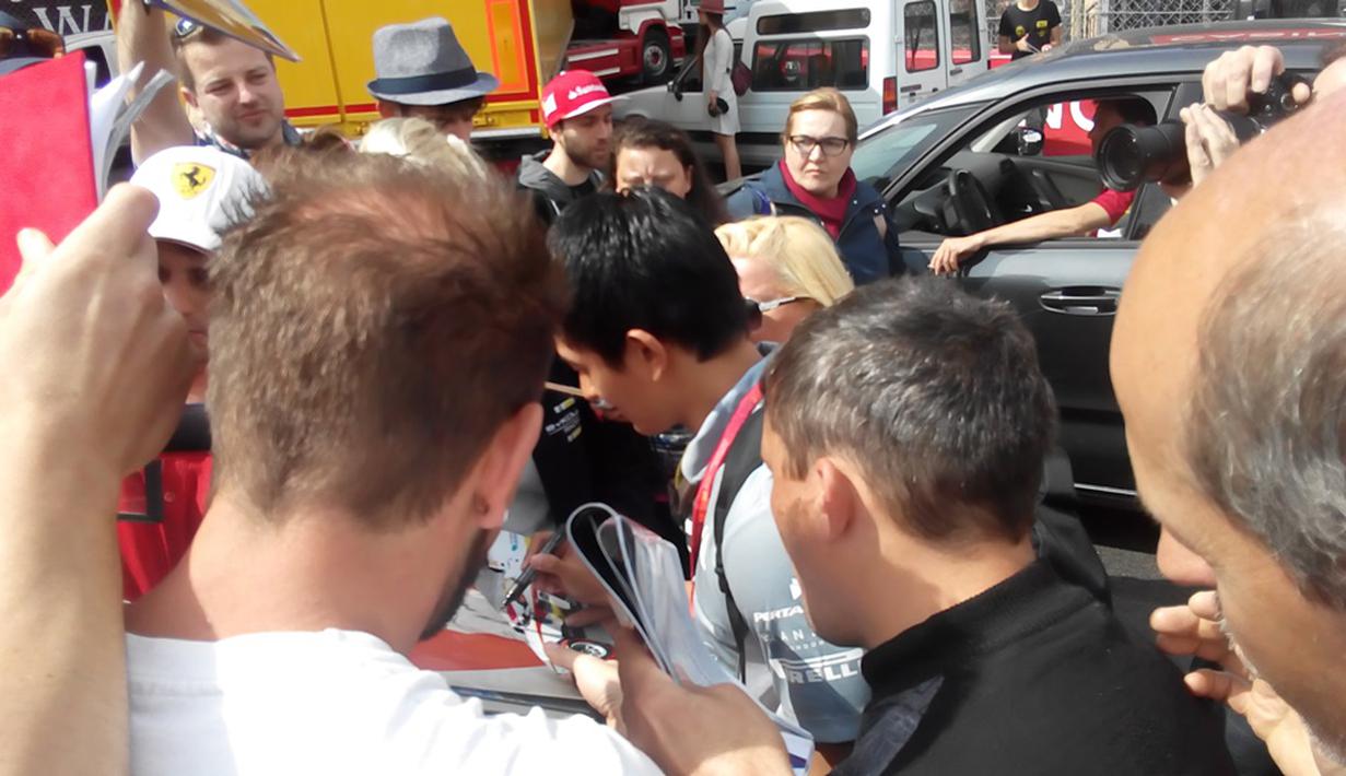 Fans asing berebut tanda tangan Rio Haryanto saat tiba di Sirkuit Monako, Rabu (25/5/2016). (Rio Haryanto Media)