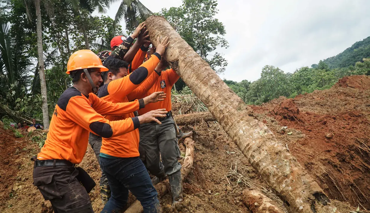 Insiden ini menyebabkan dua warga tewas dan 21 warga lainnya masih dinyatakan hilang. Tampak dalam foto, tim penyelamat mencari korban selamat setelah longsor menimbun beberapa rumah di Desa Cibeunying, Kabupaten Cilacap, Jawa Tengah, pada Jumat 14 November 2025. (Bakhtiar RAHMAN/AFP)