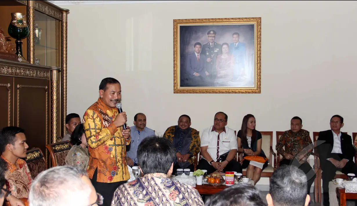 Wakapolri Badrodin Haiti memberikan sambutan kepada anggota Komisi III DPR RI yang berkunjung ke rumahnya jelang fit dan propertes calon Kapolri di kawasan Jagakarsa, Jakarta, Rabu (15/4/2015). (Liputan6.com/Helmi Afandi)