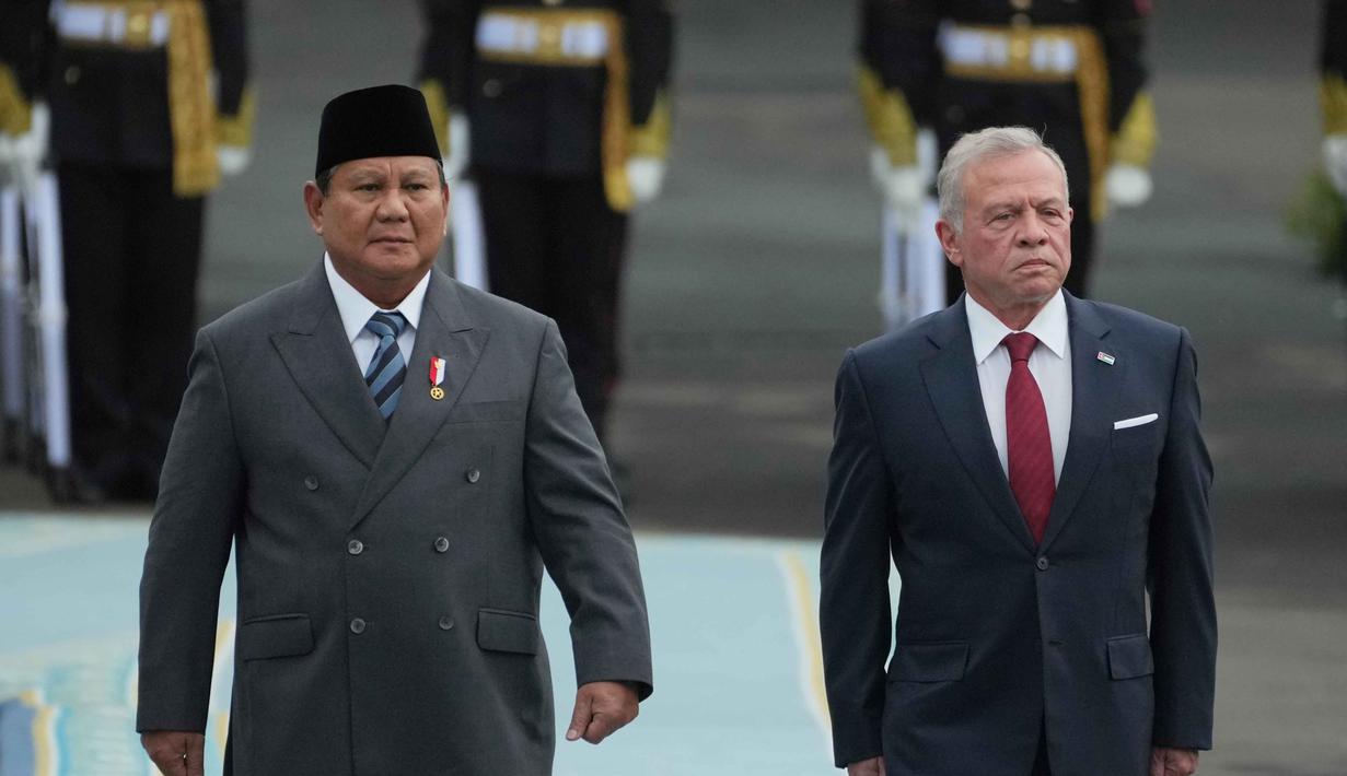 Kunjungan kenegaraan Raja Yordania Hasyimiah, Abdullah II Ibn Al Hussein guna memperdalam dialog strategis dan memperluas kerja sama. Tampak dalam foto, Raja Yordania Hasyimiah, Abdullah II Ibn Al Hussein, di sebelah kanan, berjalan bersama Presiden Indonesia Prabowo Subianto saat mereka memeriksa pasukan kehormatan selama upacara penyambutan sebelum pertemuan mereka di Istana Merdeka, Jakarta, Jumat 14 November 2025. (AP Photo/Achmad Ibrahim)