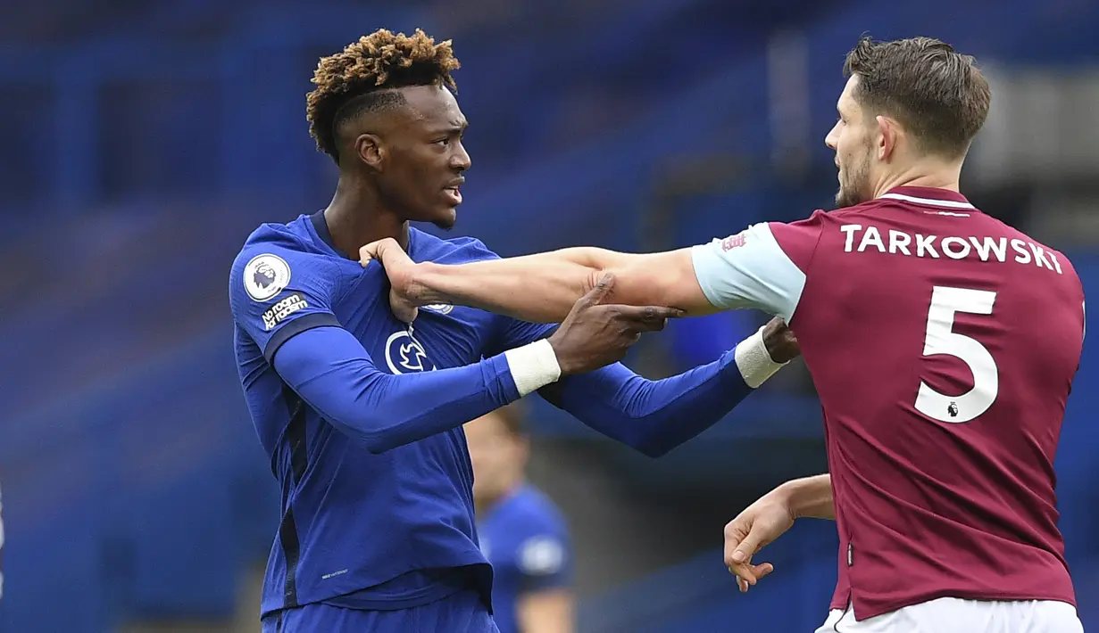 Tammy Abraham (kiri) yang bermain tak efektif ditarik keluar dan digantikan oleh Christian Pulisic. (Foto: AP/Pool/Justin Tallis)