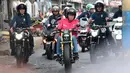 Presiden Joko Widodo (Jokowi) mengendarai motor menuju Pasar Anyar, Tangerang, Banten, Minggu (4/11/2018). Mengendarai motor, Presiden Jokowi menuju lokasi bersama Menteri Perindustrian Airlangga Hartarto. (Liputan6.com/HO/Biro Pers Setpres)