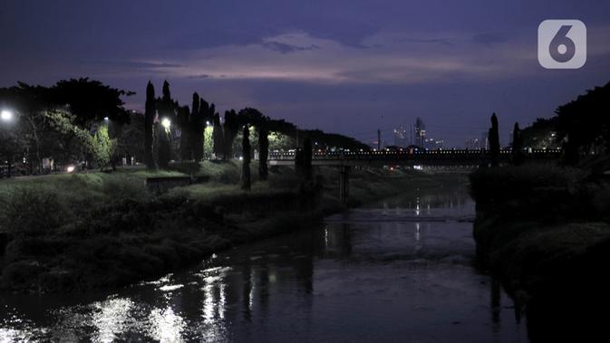 Suasana sepi di kawasan Kanal Banjir Timur (KBT), Jakarta, Minggu (5/4/2020). Pasar malam di kawasan KBT ditiadakan hingga waktu yang belum ditentukan guna mencegah penyebaran virus corona COVID-19. (merdeka.com/Iqbal S. Nugroho)