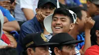 Dalmiansyah Matutu tertawa saat Aremania mengetahui keberadaannya di Stadion Gajayana, Malang (4/1/2018). (Bola.com/Iwan Setiawan)