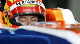 Pembalap F1 tim Manor Racing, Rio Haryanto menutup matanya saat ia duduk di mobilnya selama sesi latihan pertama di Australian Formula One Grand Prix di Melbourne (18/3). Rio akan melakukan debutnya di Sirkuit F1 Albert Park. (REUTER /Brandon Malone)