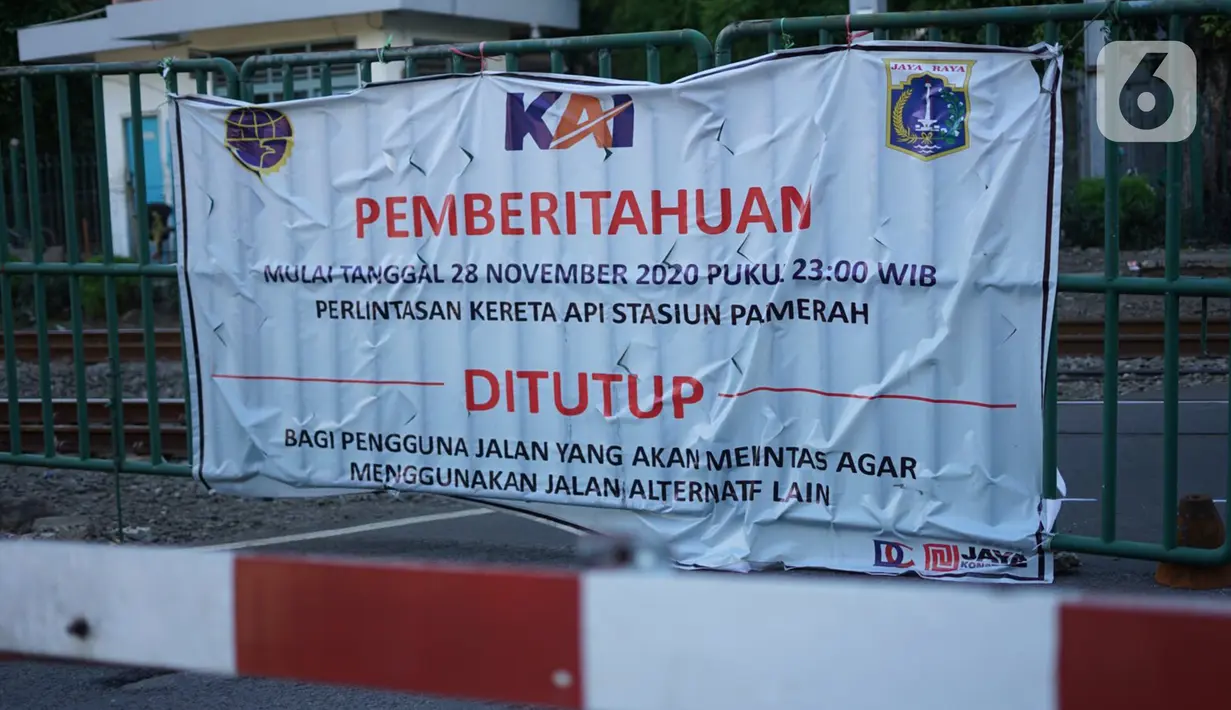 Spanduk pemberitahuan terpasang di perlintasan sebidang dekat Stasiun Palmerah dan Gedung DPR/MPR yang ditutup permanen di Jakarta, Selasa (1/12/2020). Penutupan jalur sebidang tersebut merupakan salah satu bagian dari penataan kawasan Stasiun Palmerah tahap dua. (Liputan6.com/Immanuel Antonius)